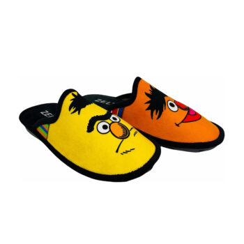 Zapatillas de paño Zels 1151 para hombre, fabricadas en España. Con suela vulcanizada de caucho natural, flexible y antideslizante, y estampado divertido de Epi y Blas. Perfectas para disfrutar de la comodidad en casa con un toque nostálgico.