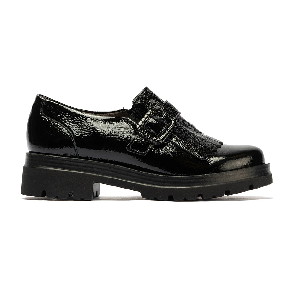 zapato abotinado charol mujer pitillos 10097 negro oxford chic - ZAPATO ABOTINADO EN CHAROL MUJER PITILLOS 10097 NEGRO | ESTILO OXFORD CHIC CON TACÓN BAJO Zapato abotinado en charol para mujer Pitillos 10097 en color negro, con tacón de 4 cm y diseño Oxford Chic. Fabricado en piel, con suela de poliuretano y plantilla extraíble. Parte de la nueva colección Otoño-Invierno 2024.