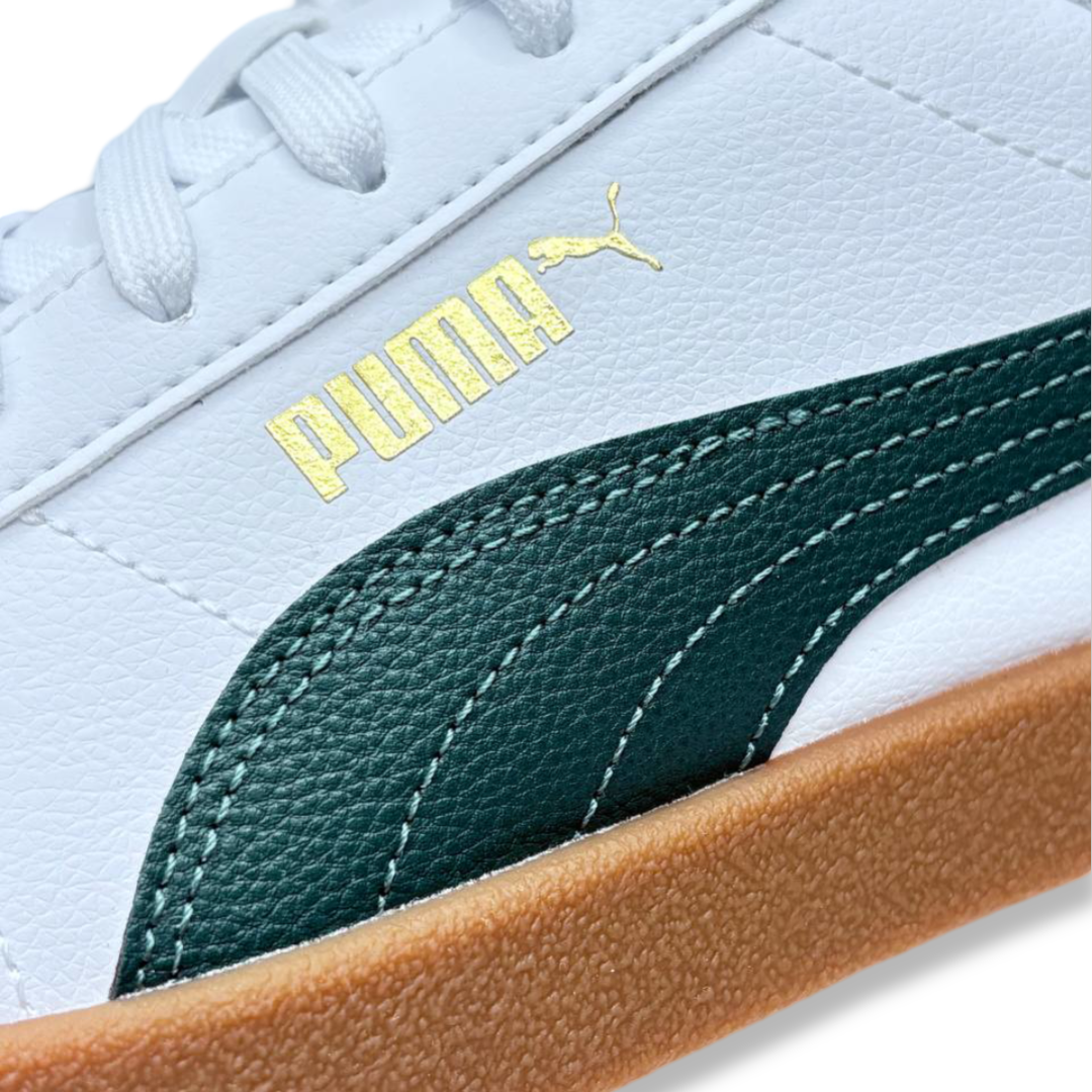 IMG 9237 - ZAPATILLA HOMBRE PUMA CLUB II SL | SNEAKERS DE PIEL VEGANA, SUELA DE GOMA Y DISEÑO RETRO Zapatillas hombre Puma Club II SL - sneakers de piel sintética en color blanco con detalles en verde, suela de goma y diseño retro.