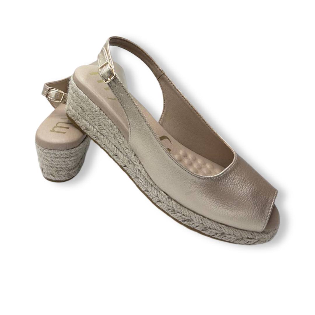 IMG 1626 - ZAPATO MUJER MYSOFT 25M100 | ALPARGATAS CON CUÑA DE YUTE, DISEÑO CLÁSICO Y TIRA AJUSTABLE Zapato mujer Mysoft 25M100 - alpargatas con cuña de yute para mujer en color platino, diseño clásico con tira ajustable y suela antideslizante.