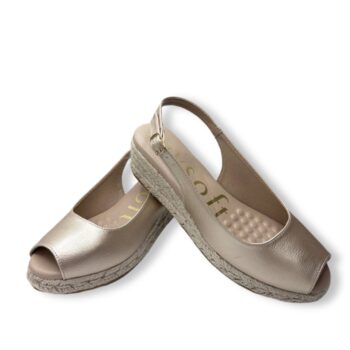 IMG 1629 - ZAPATO MUJER MYSOFT 25M100 | ALPARGATAS CON CUÑA DE YUTE, DISEÑO CLÁSICO Y TIRA AJUSTABLE Zapato mujer Mysoft 25M100 - alpargatas con cuña de yute para mujer en color platino, diseño clásico con tira ajustable y suela antideslizante.