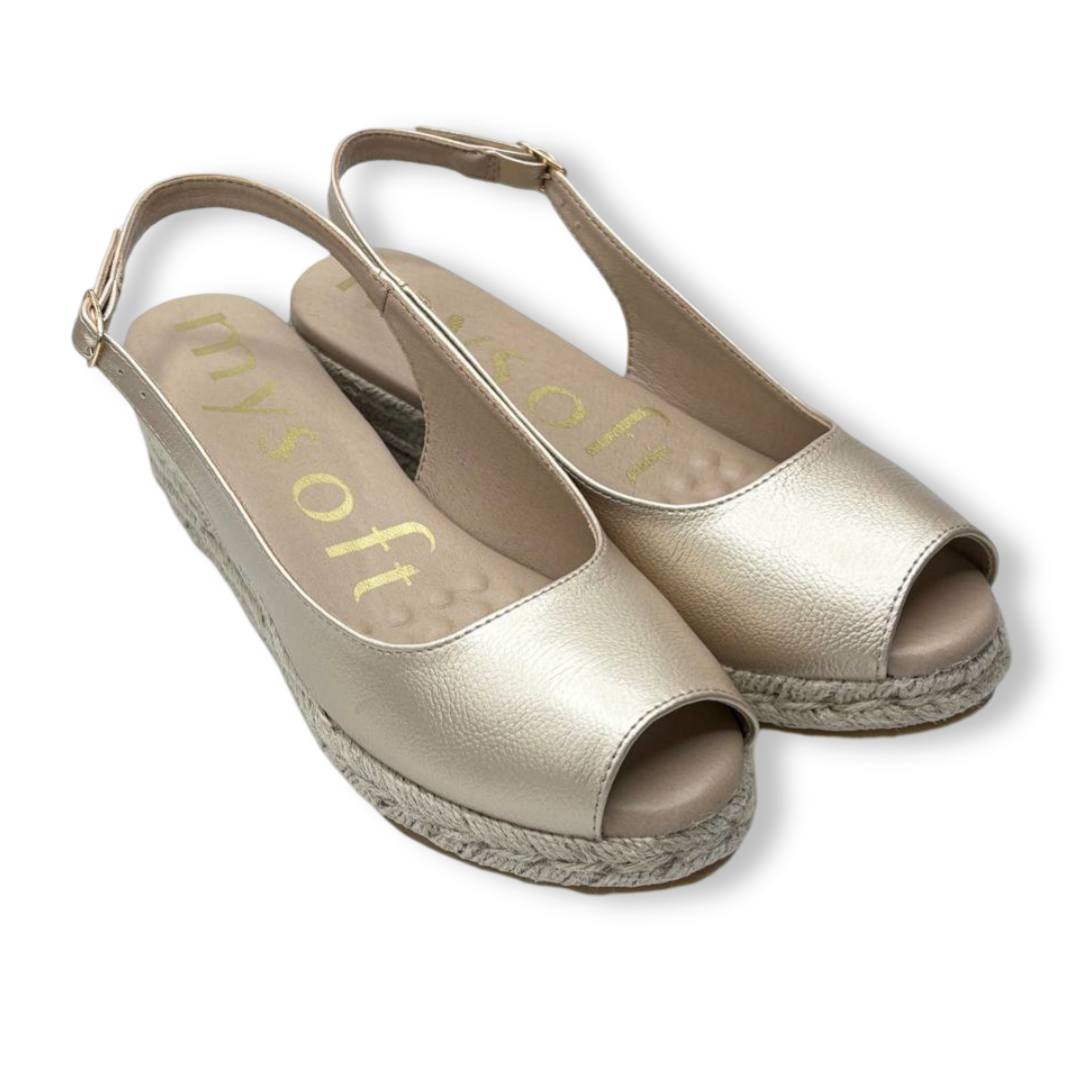 IMG 1646 - ZAPATO MUJER MYSOFT 25M100 | ALPARGATAS CON CUÑA DE YUTE, DISEÑO CLÁSICO Y TIRA AJUSTABLE Zapato mujer Mysoft 25M100 - alpargatas con cuña de yute para mujer en color platino, diseño clásico con tira ajustable y suela antideslizante.