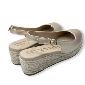 IMG 1647 - ZAPATO MUJER MYSOFT 25M100 | ALPARGATAS CON CUÑA DE YUTE, DISEÑO CLÁSICO Y TIRA AJUSTABLE Zapato mujer Mysoft 25M100 - alpargatas con cuña de yute para mujer en color platino, diseño clásico con tira ajustable y suela antideslizante.