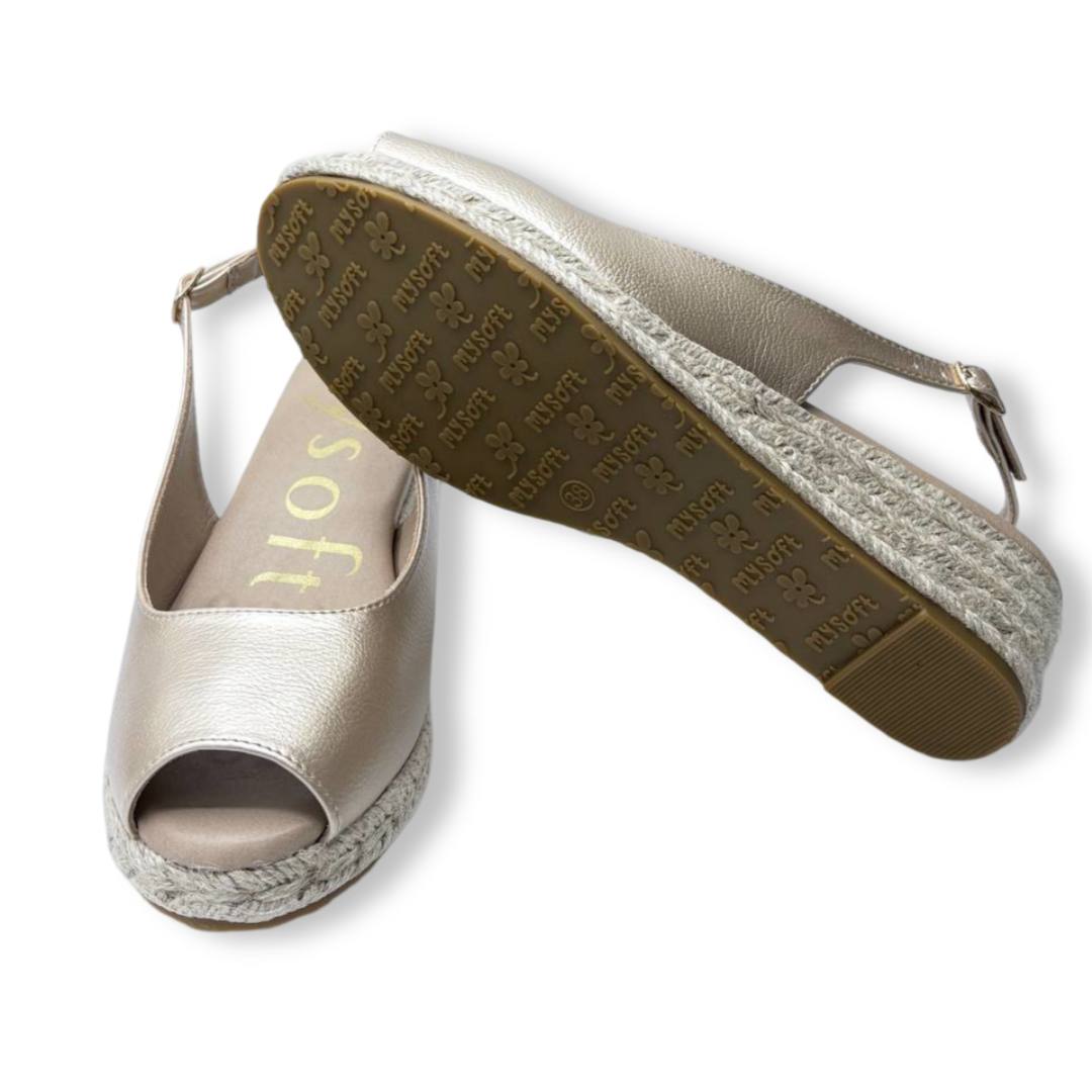 IMG 1648 - ZAPATO MUJER MYSOFT 25M100 | ALPARGATAS CON CUÑA DE YUTE, DISEÑO CLÁSICO Y TIRA AJUSTABLE Zapato mujer Mysoft 25M100 - alpargatas con cuña de yute para mujer en color platino, diseño clásico con tira ajustable y suela antideslizante.