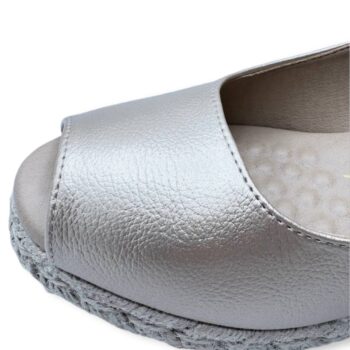 IMG 1675 - ZAPATO MUJER MYSOFT 25M100 | ALPARGATAS CON CUÑA DE YUTE, DISEÑO CLÁSICO Y TIRA AJUSTABLE Zapato mujer Mysoft 25M100 - alpargatas con cuña de yute para mujer en color platino, diseño clásico con tira ajustable y suela antideslizante.