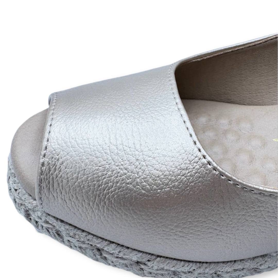 IMG 1675 - ZAPATO MUJER MYSOFT 25M100 | ALPARGATAS CON CUÑA DE YUTE, DISEÑO CLÁSICO Y TIRA AJUSTABLE Zapato mujer Mysoft 25M100 - alpargatas con cuña de yute para mujer en color platino, diseño clásico con tira ajustable y suela antideslizante.