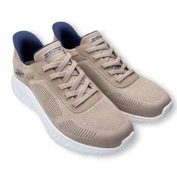 Skechers Bobs Sport 118312 en color taupe, con suela ergonómica, plantilla Memory Foam y tejido transpirable.